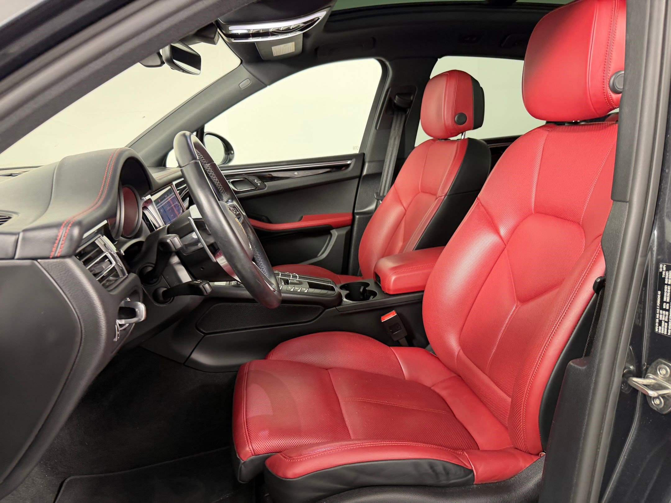 Certified 2021 Porsche Macan S image 5