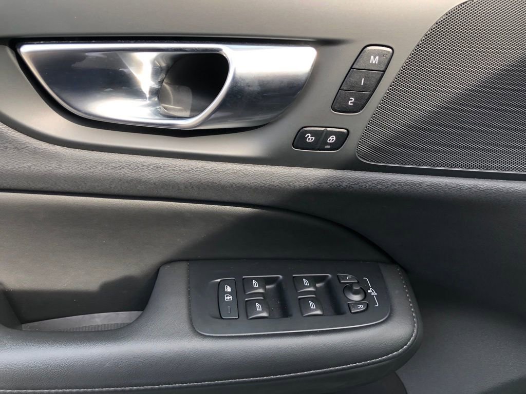 Used 2025 Volvo V60 B5 Cross Country Plus image 11