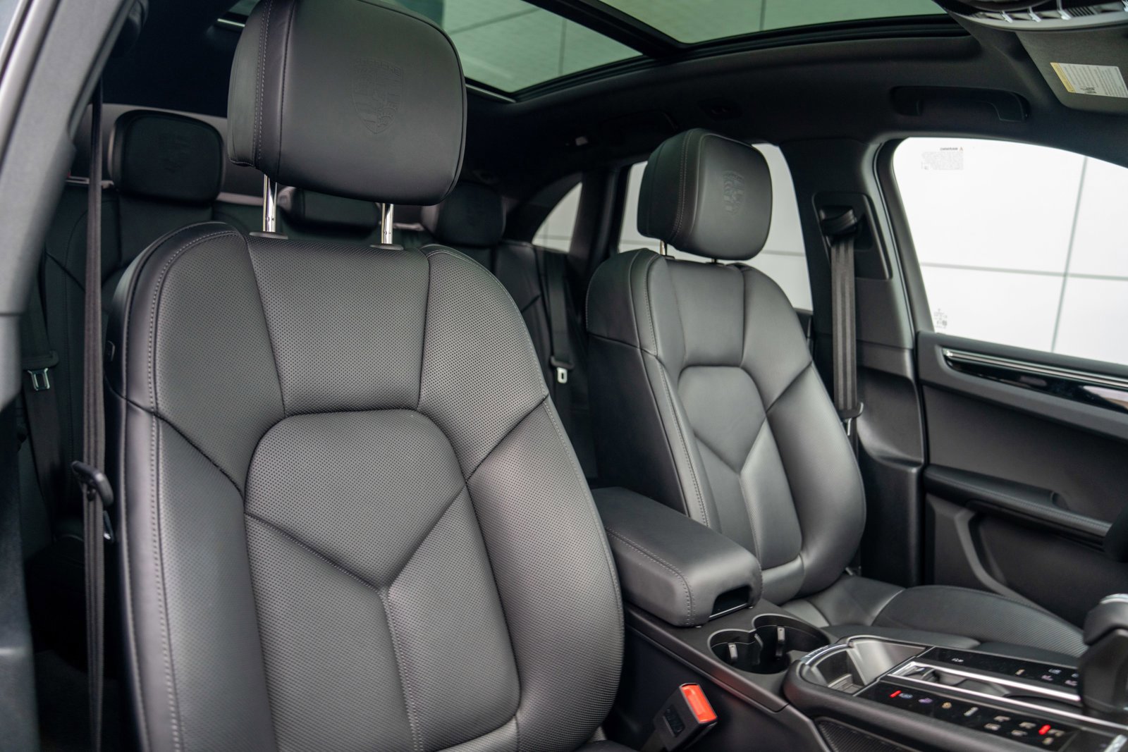 Certified 2025 Porsche Macan image 27