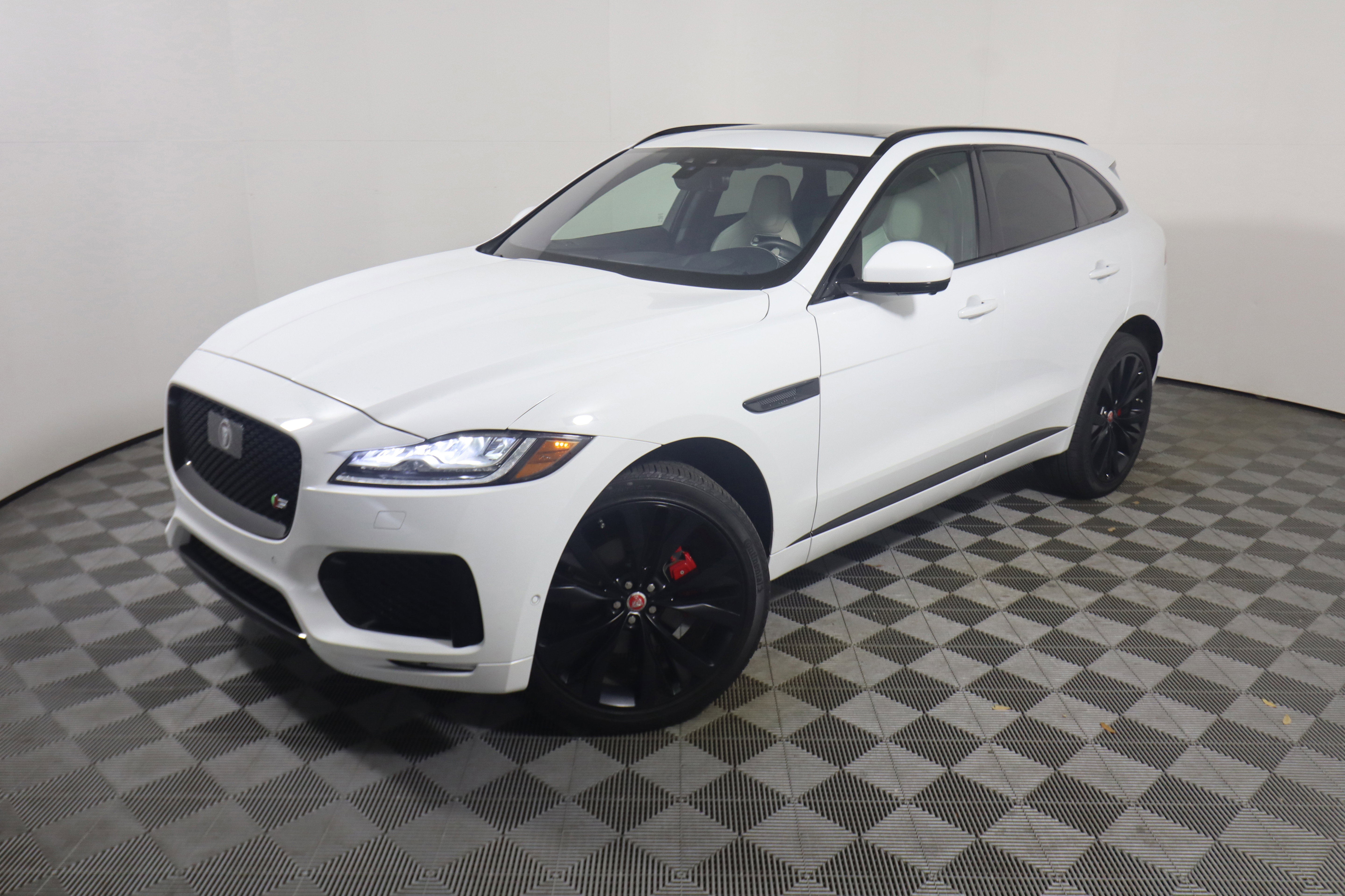 Used 2019 Jaguar F-PACE S AWD/4WD image 1