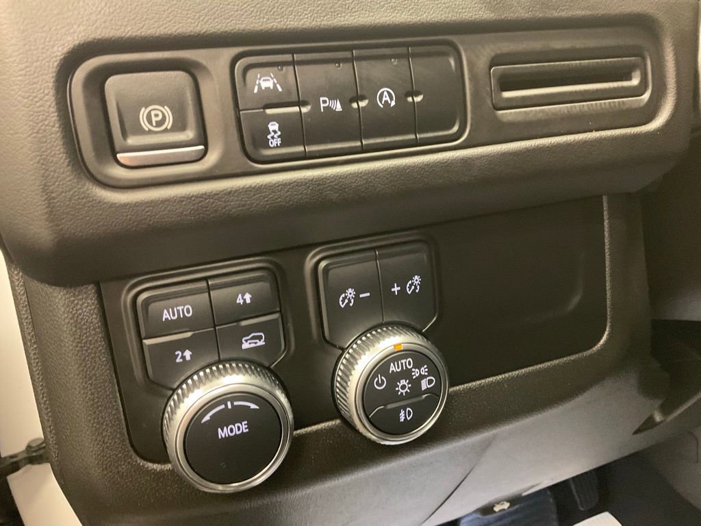 Used 2024 GMC Yukon XL SLT AWD/4WD image 17