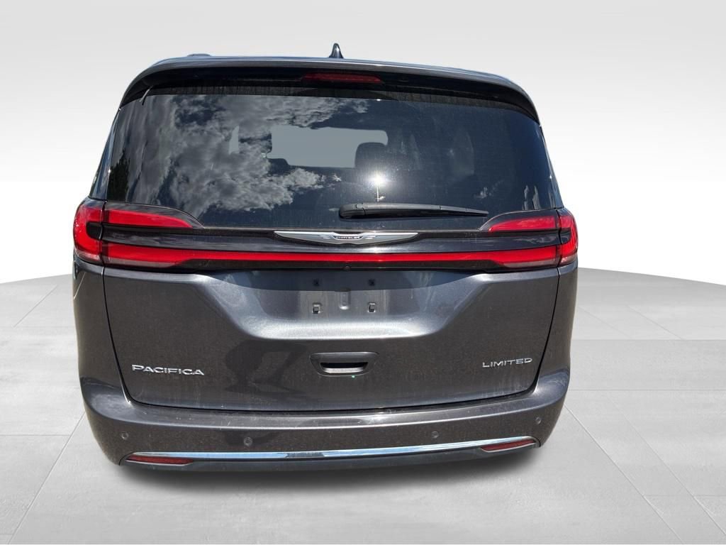 Used 2023 Chrysler Pacifica Limited FWD image 4