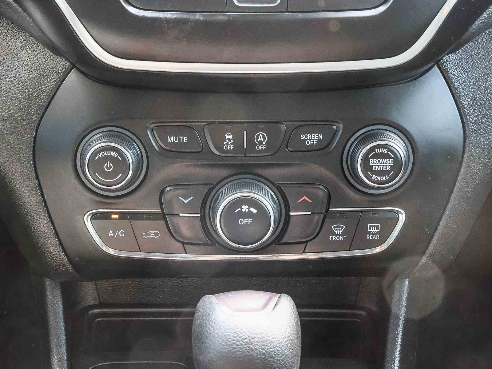 Used 2019 Jeep Cherokee Latitude w/ Popular Appearance Group image 13