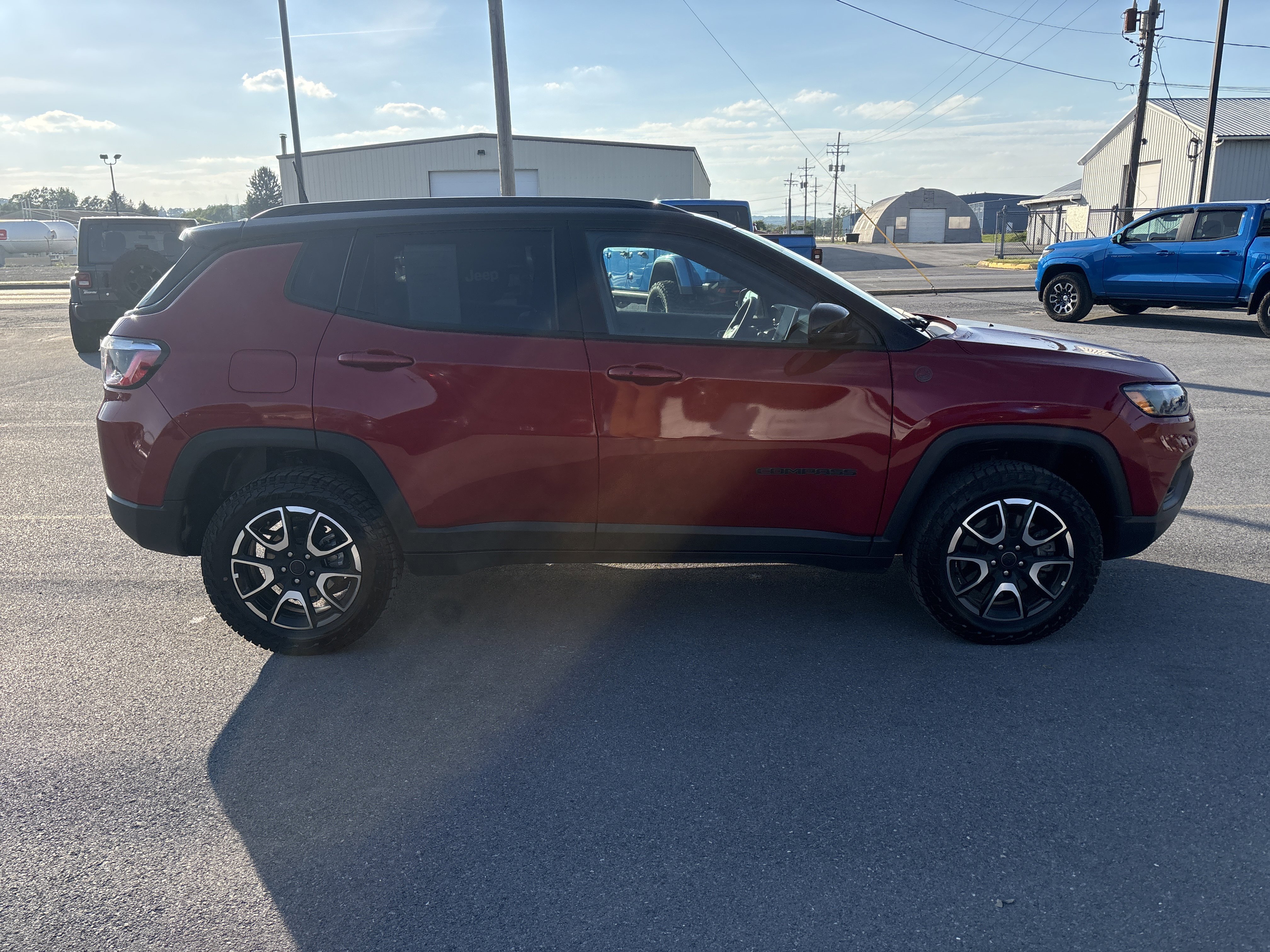 Used 2025 Jeep Compass Trailhawk AWD/4WD image 2