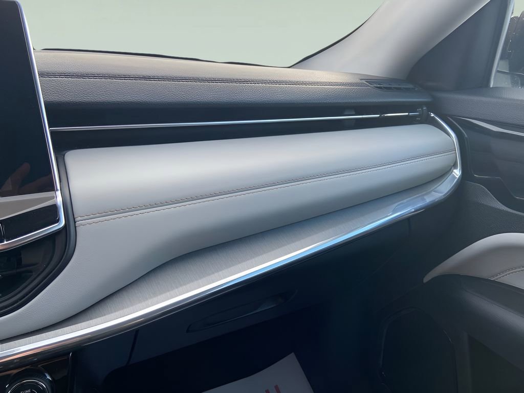 Used 2022 Jeep Compass Limited image 36