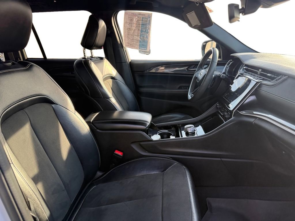 Used 2023 Jeep Grand Cherokee Altitude image 17