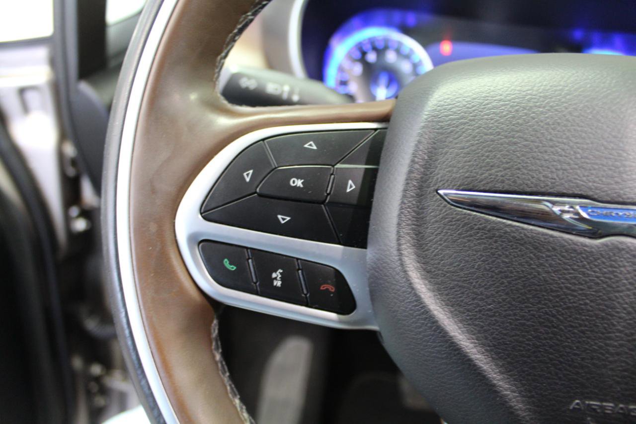 Used 2018 Chrysler Pacifica Limited w/ Tire & Wheel Group FWD image 9
