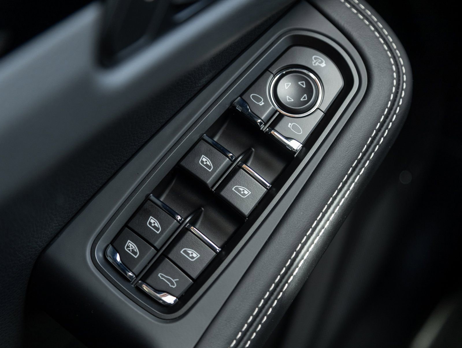 Certified 2025 Porsche Macan image 19