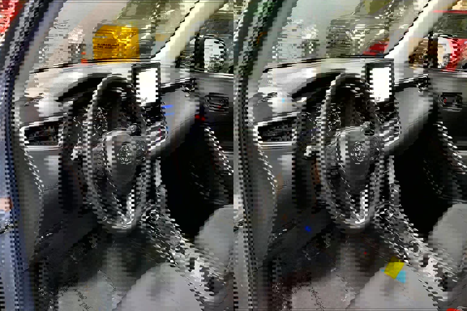 Used 2025 Toyota Corolla Cross LE image 18