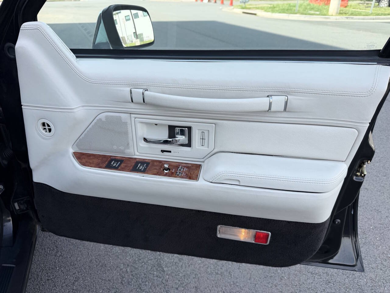 Used 1994 Lincoln Town Car Signature RWD image 24