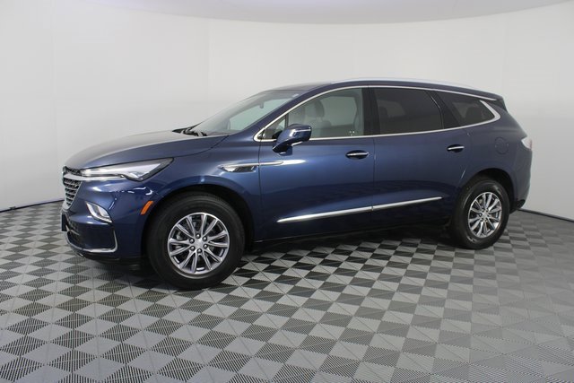 Used 2022 Buick Enclave Essence image 2