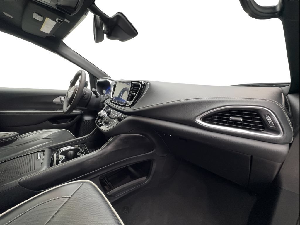 Used 2025 Chrysler Pacifica Limited FWD image 31