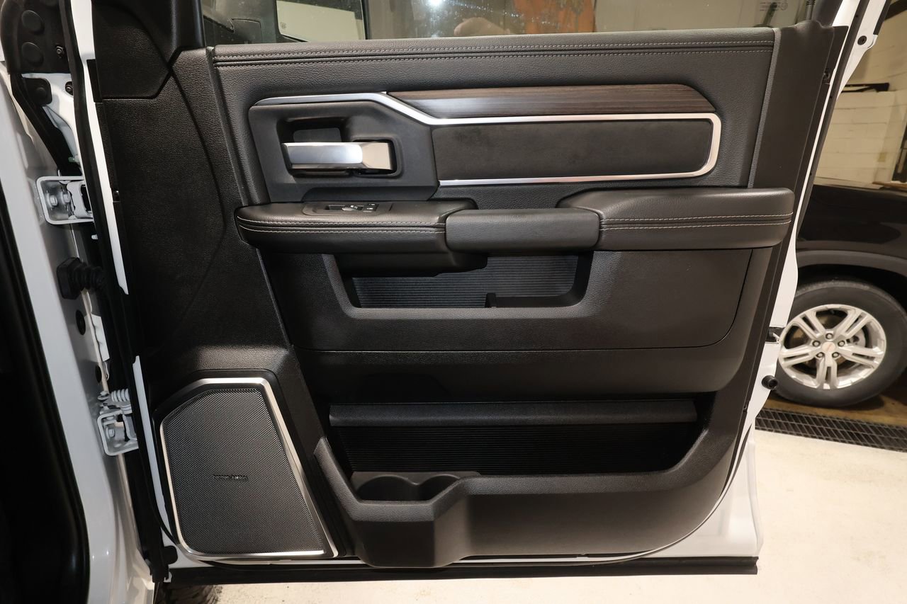 Used 2025 RAM 3500 Laramie AWD/4WD image 19