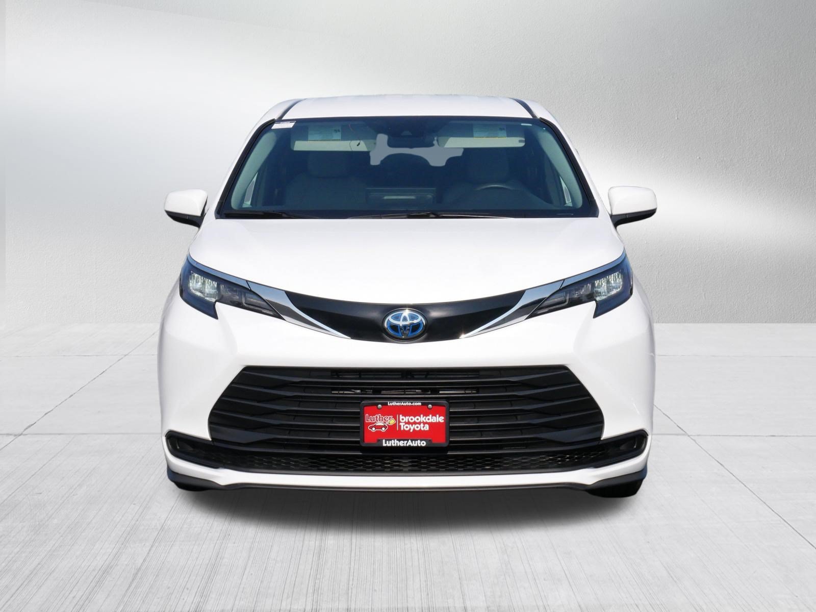 Certified 2025 Toyota Sienna LE FWD image 2