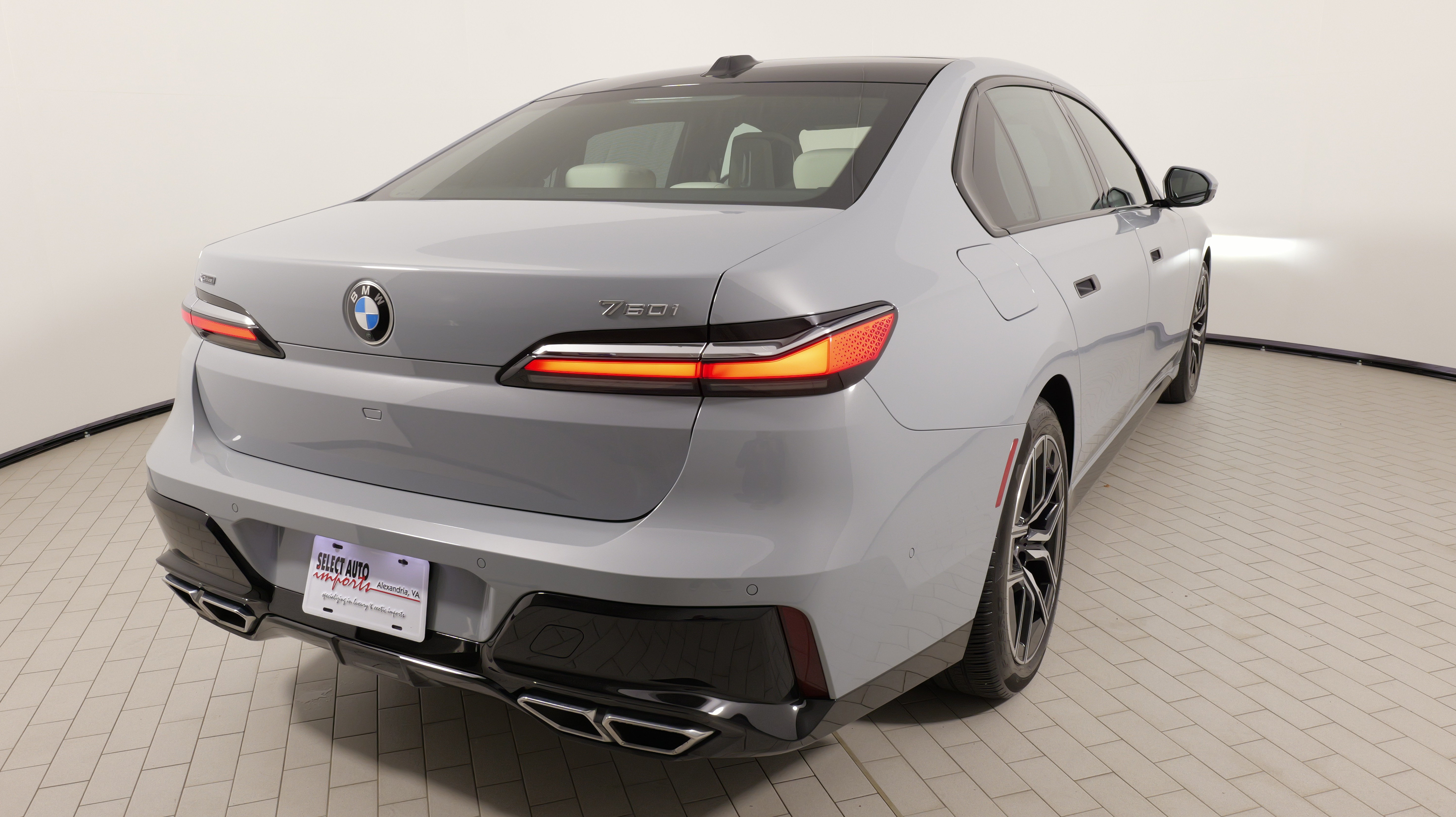 Used 2023 BMW 760i xDrive AWD/4WD image 17