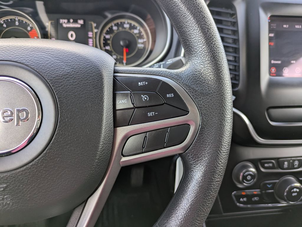 Used 2021 Jeep Cherokee Latitude w/ Mopar Interior Package image 27