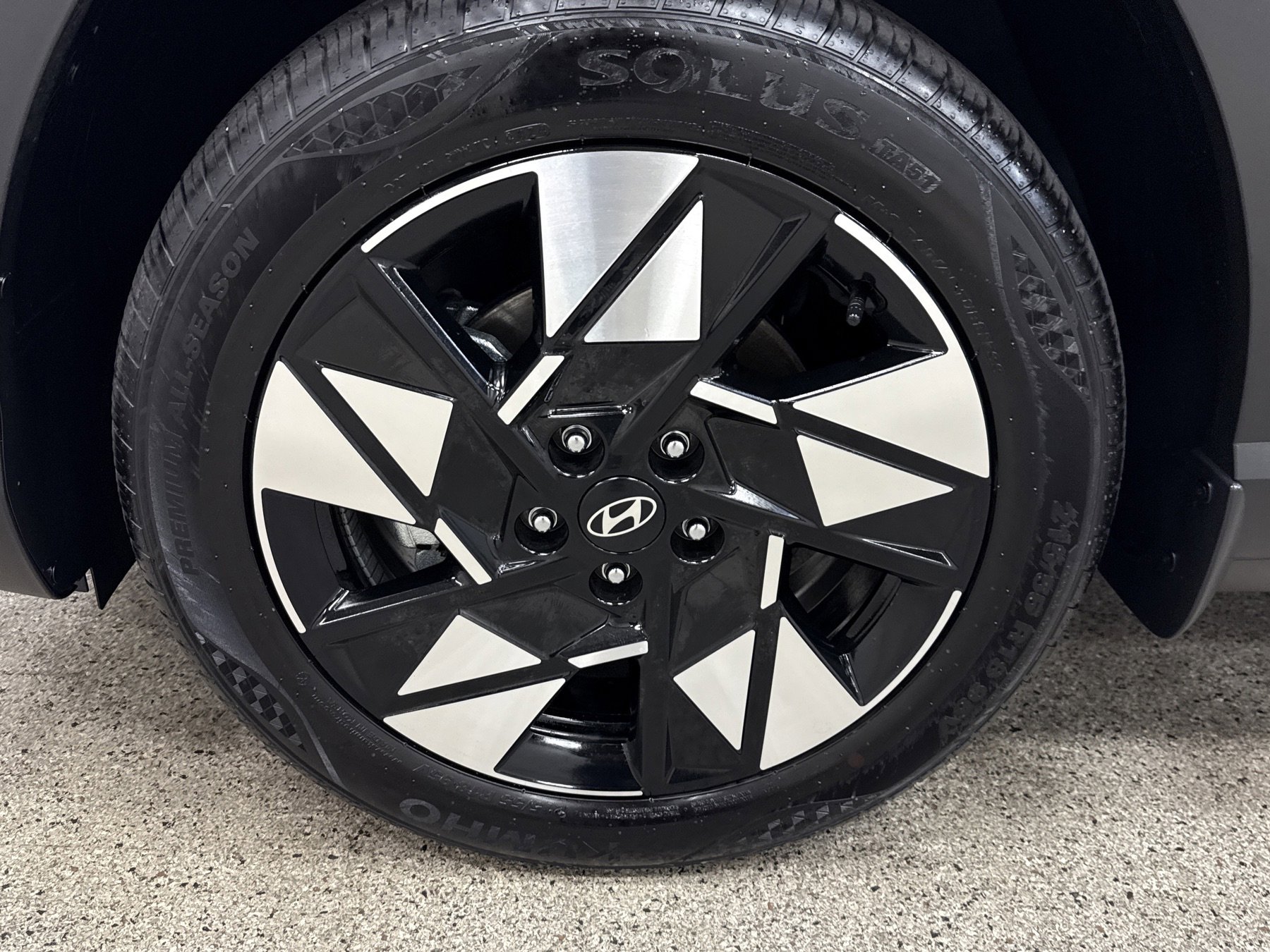 Used 2025 Hyundai Kona SEL image 2