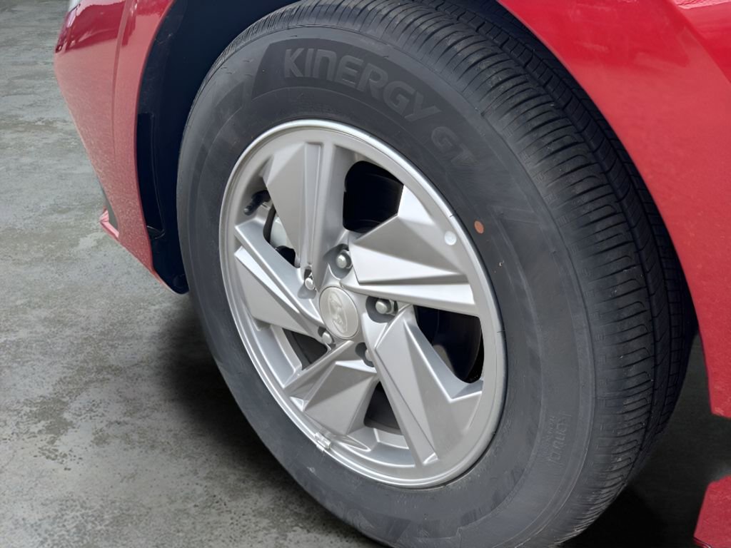 Used 2025 Hyundai Elantra SE image 13