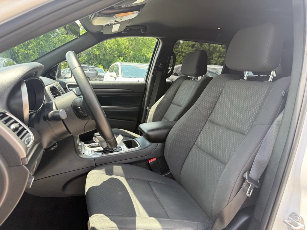 Used 2018 Jeep Grand Cherokee Laredo RWD image 9