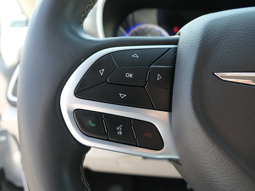 Used 2023 Chrysler Pacifica Touring-L FWD image 13