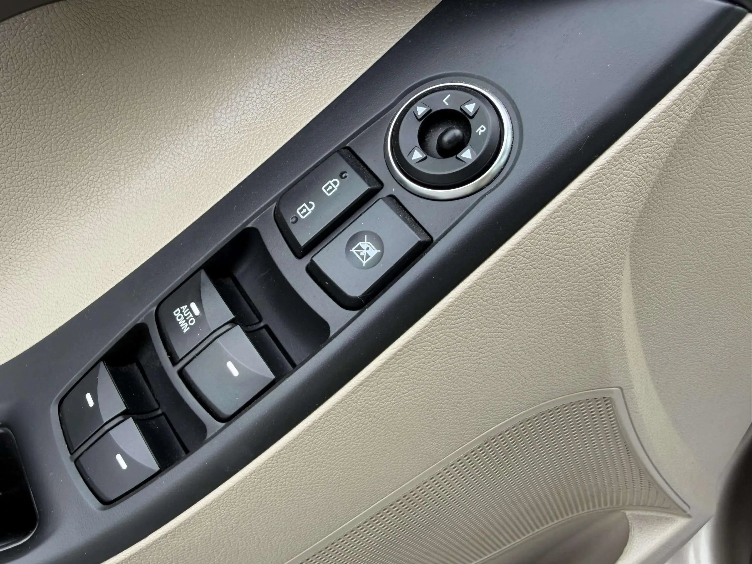 Used 2015 Hyundai Elantra SE FWD image 13
