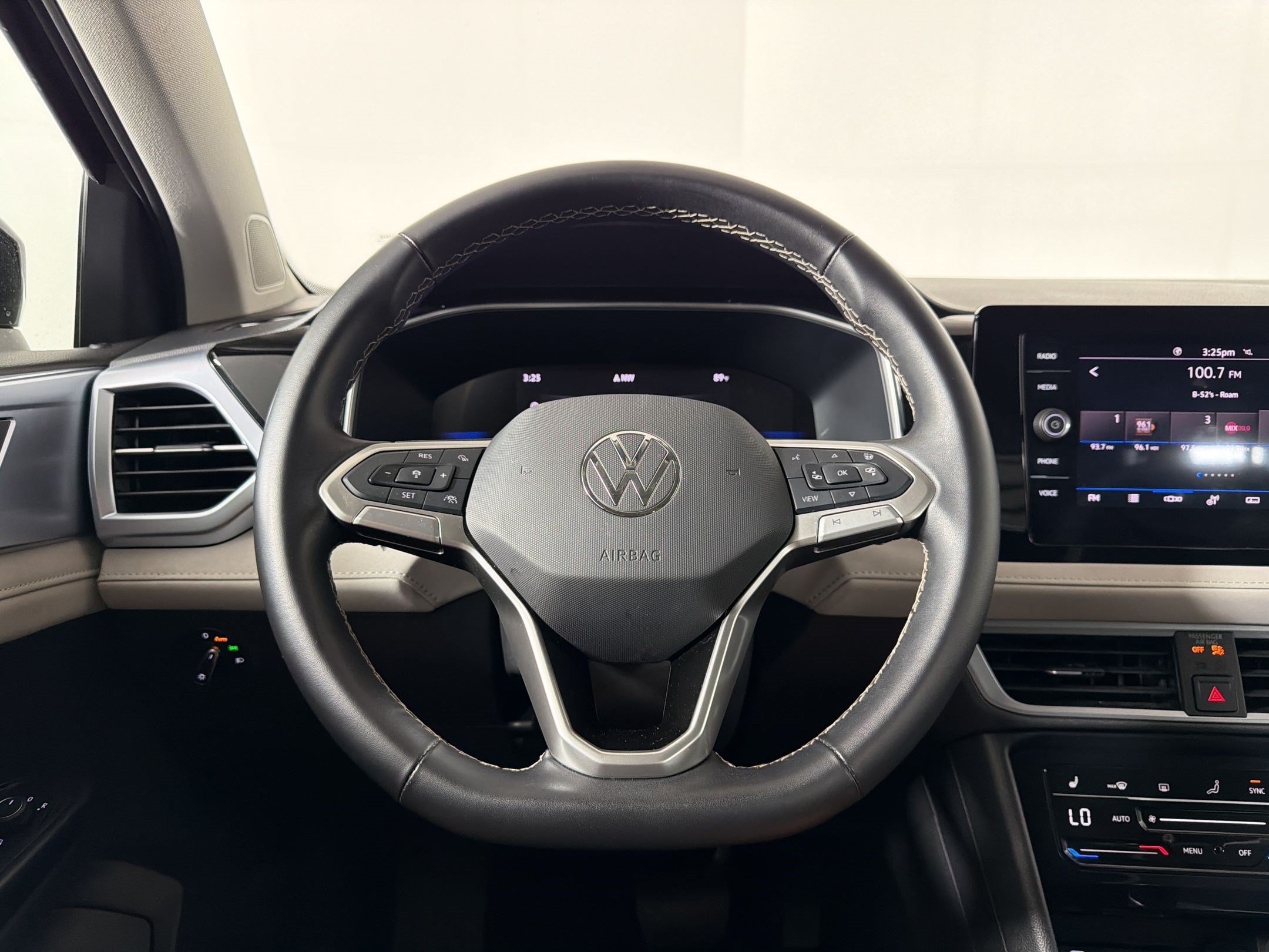 Used 2025 Volkswagen Taos SE FWD image 9