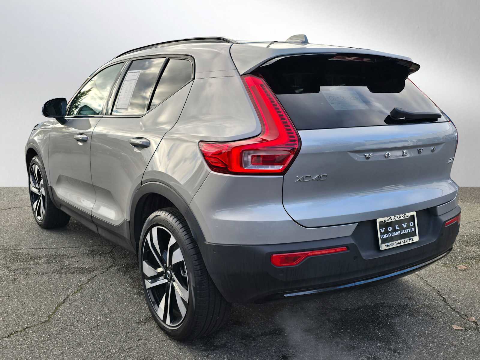 Certified 2025 Volvo XC40 B5 Plus w/ Climate Package image 5