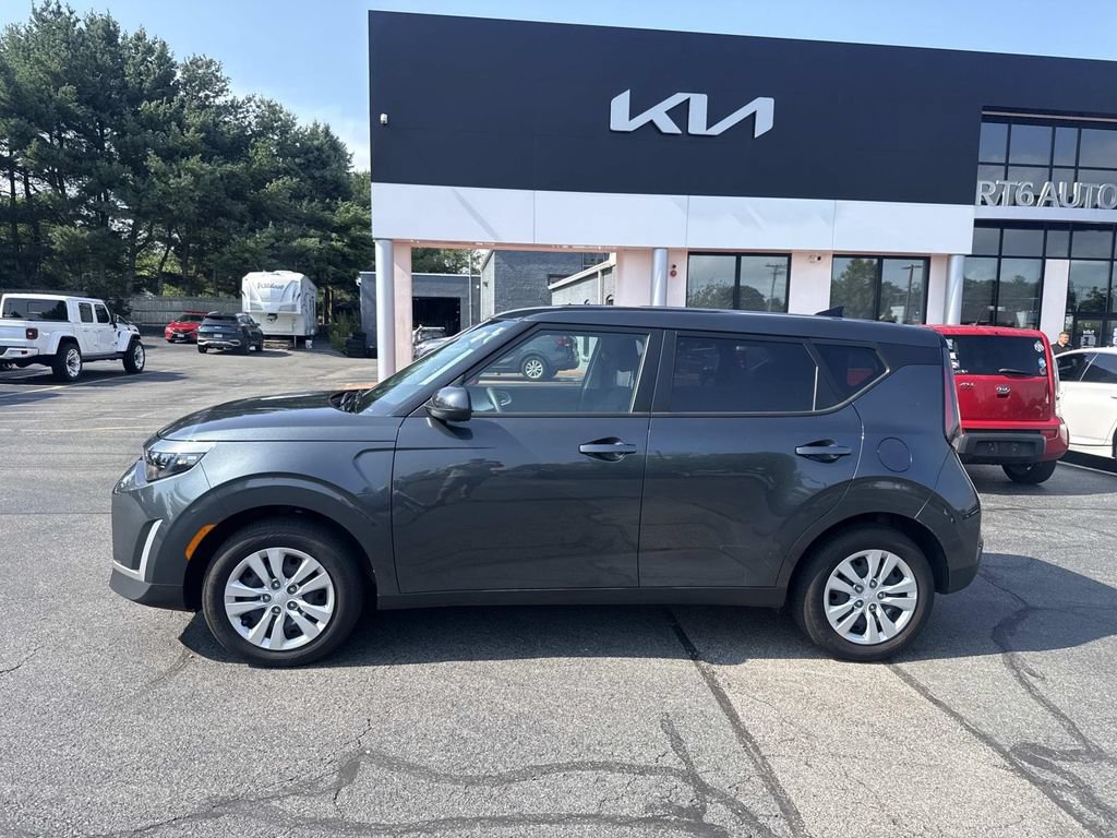 Used 2025 Kia Soul LX FWD image 2