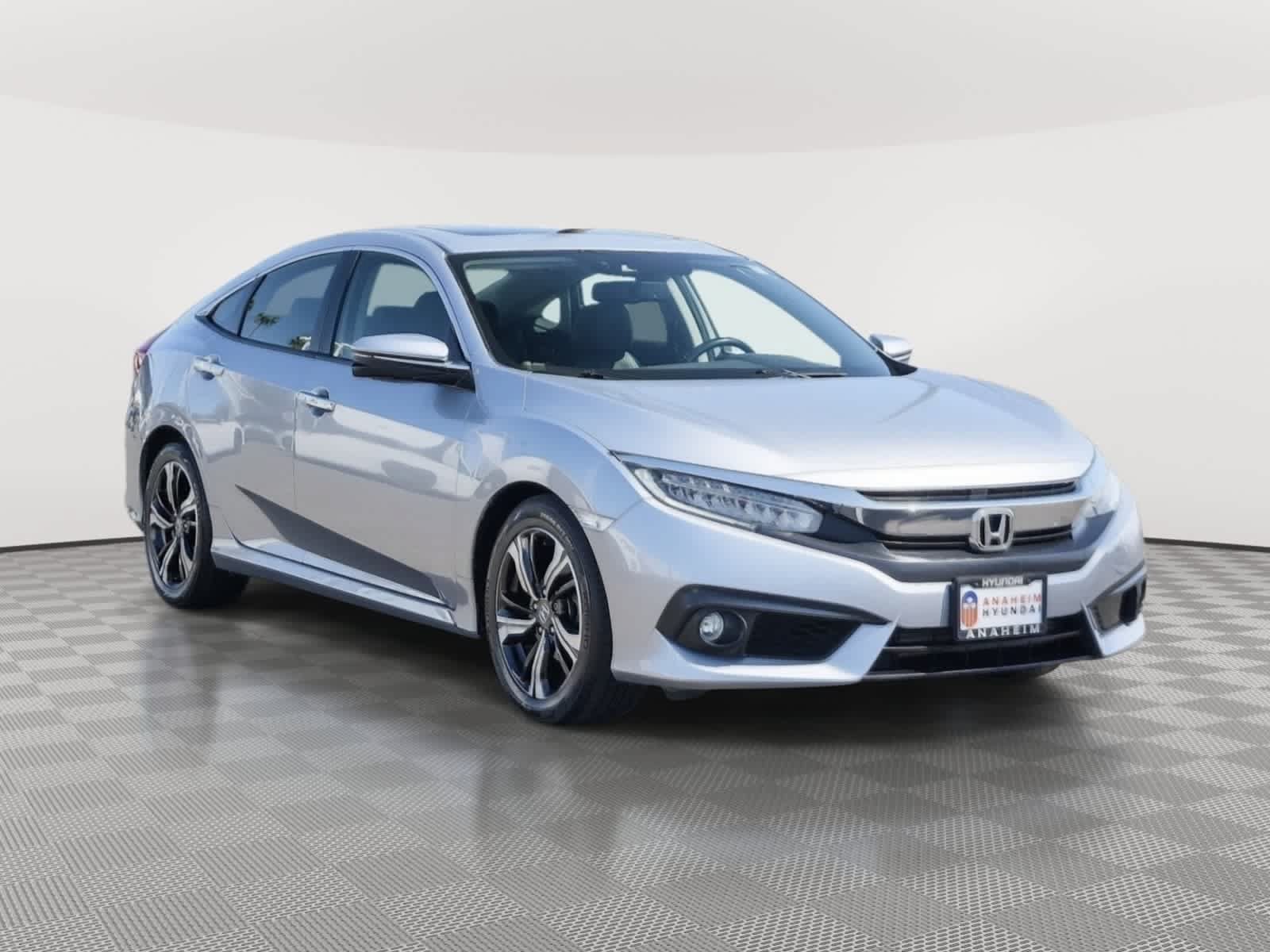 Used 2018 Honda Civic Touring image 3