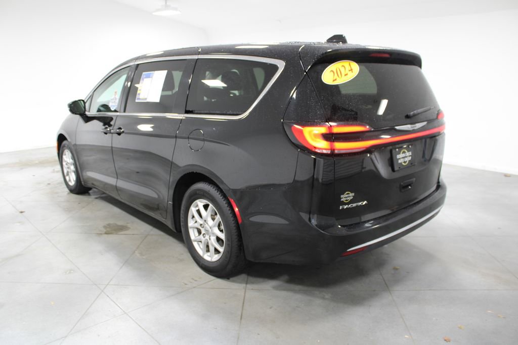 Used 2024 Chrysler Pacifica Touring-L image 7