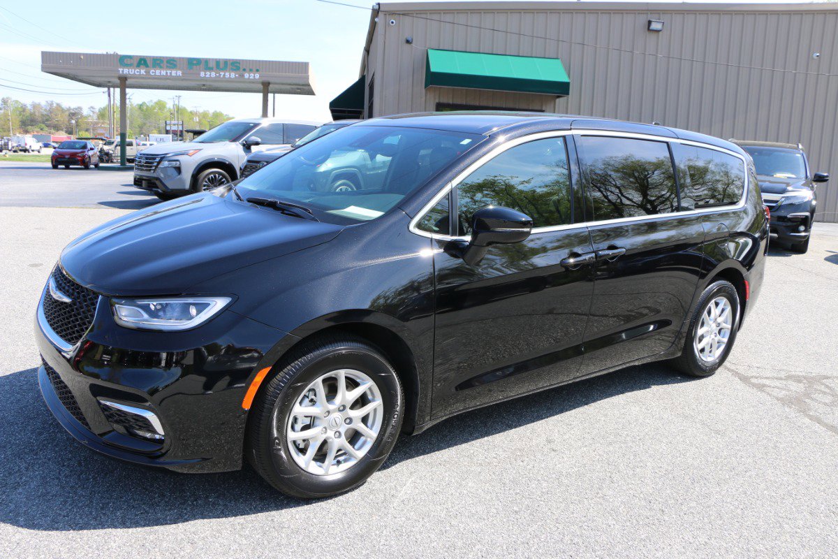 Used 2026 Chrysler Pacifica Select image 1