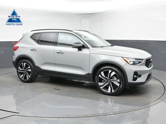 Used 2025 Volvo XC40 B5 Plus AWD/4WD image 1