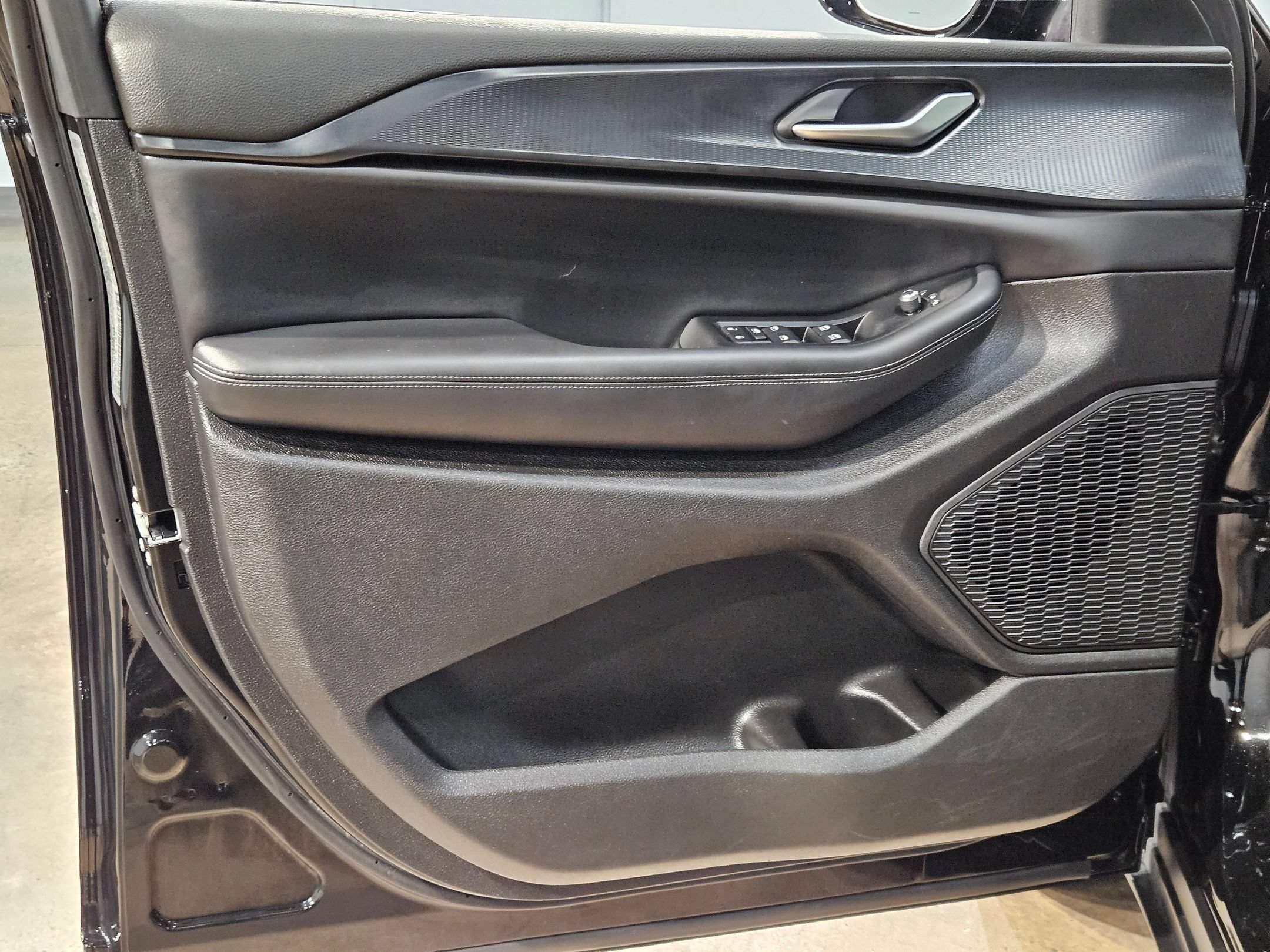 Used 2025 Jeep Grand Cherokee L Laredo RWD image 20