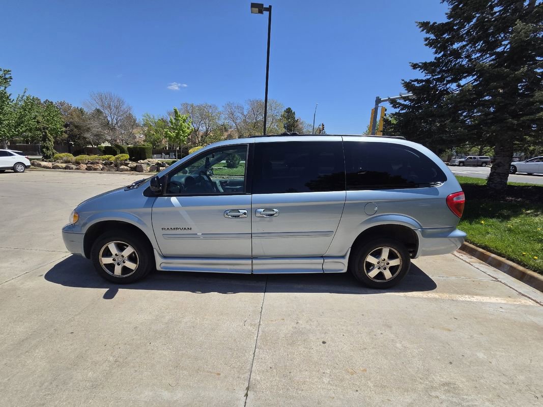 Used 2005 Dodge Grand Caravan SXT w/ Leather Interior Group FWD image 6