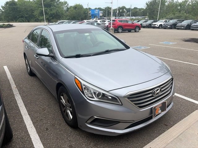 Used 2017 Hyundai Sonata SE w/ Cargo Package FWD image 4