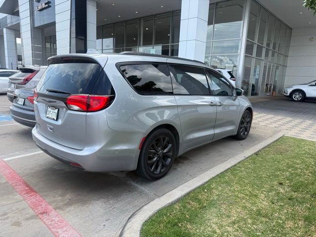 Used 2020 Chrysler Pacifica Touring-L w/ Advanced Safetytec Group FWD image 3