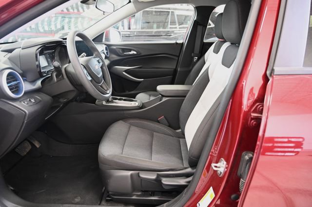 Used 2025 Chevrolet Trax LS w/ LS Convenience Package image 10