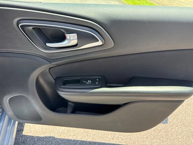Used 2015 Chrysler 200 Limited FWD image 26