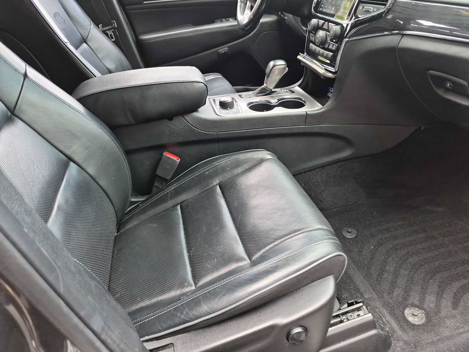 Used 2020 Jeep Grand Cherokee Overland AWD/4WD image 21