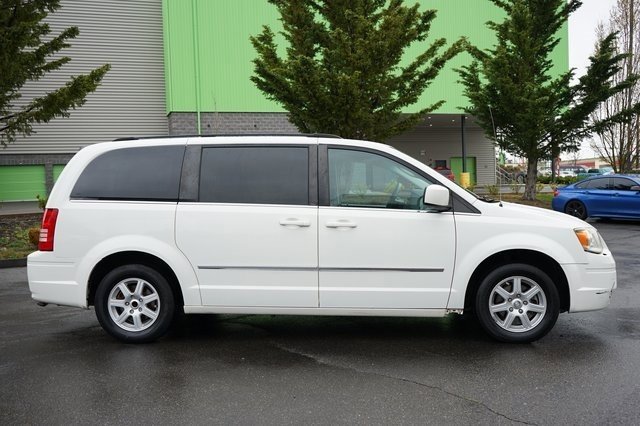 Used 2010 Chrysler Town & Country Touring image 2