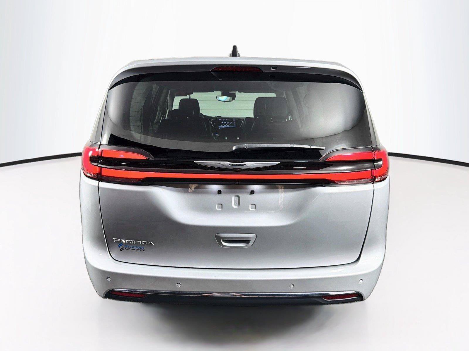 Used 2024 Chrysler Pacifica Touring-L FWD image 10