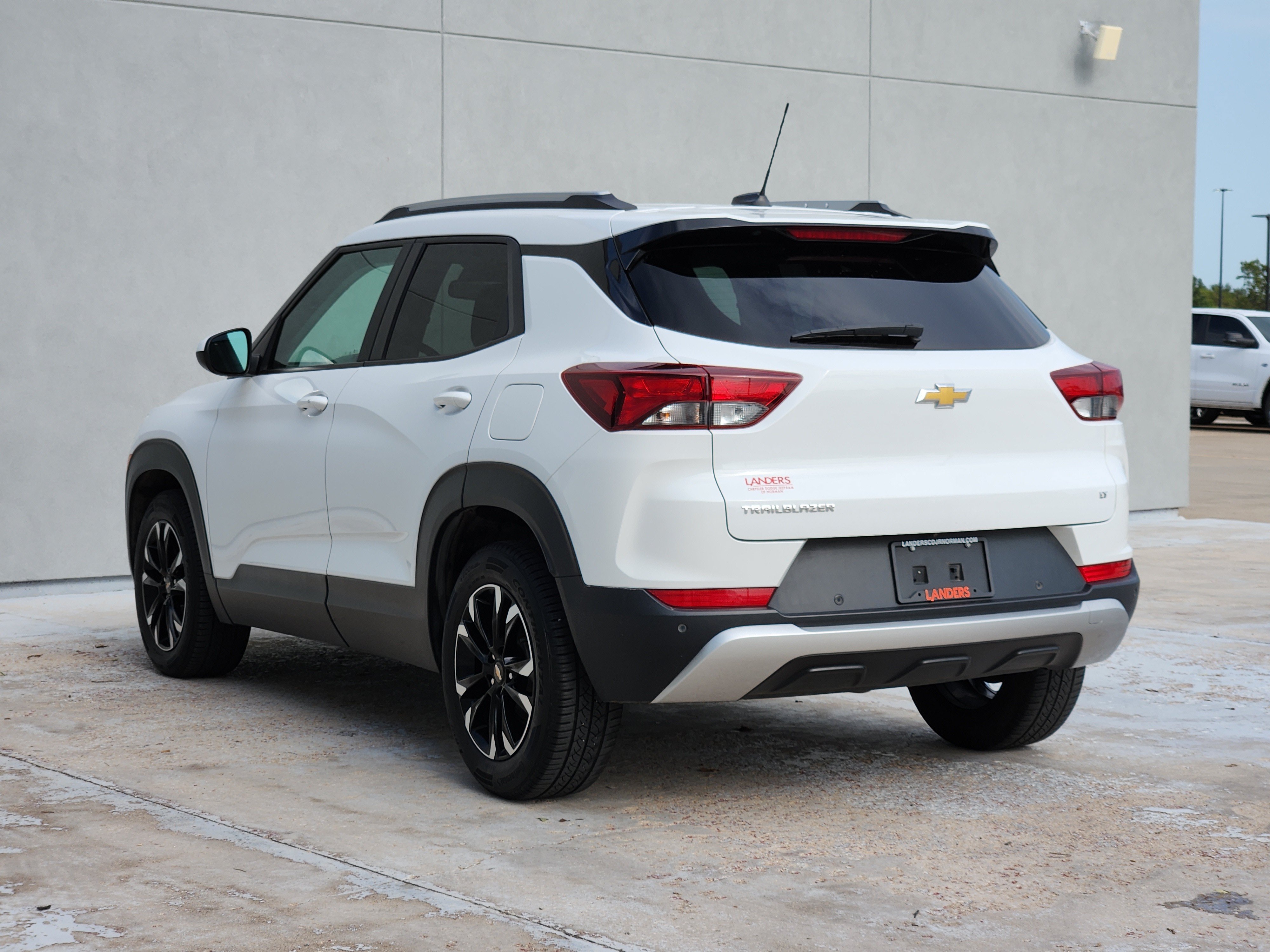 Used 2022 Chevrolet TrailBlazer LT w/ Convenience Package FWD image 6