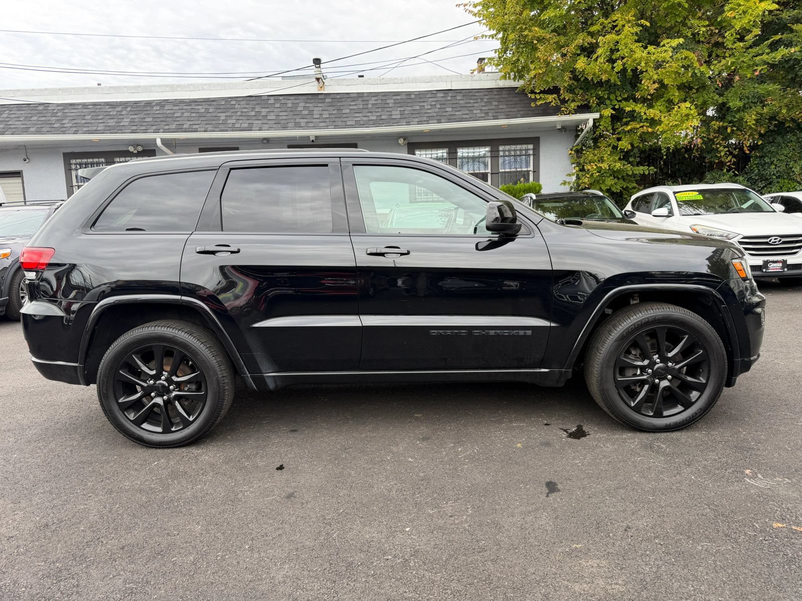 Used 2019 Jeep Grand Cherokee Altitude AWD/4WD image 4
