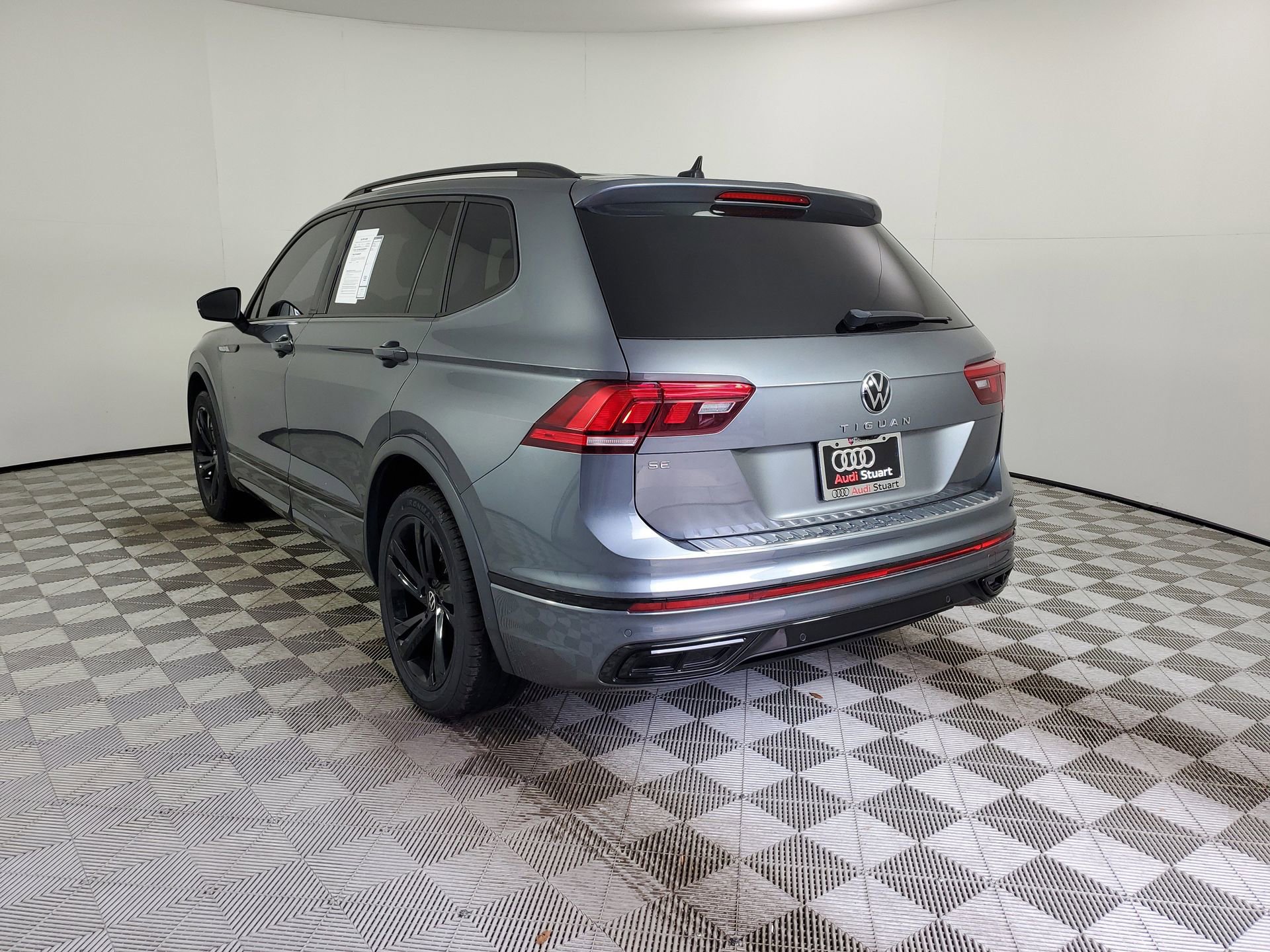 Used 2023 Volkswagen Tiguan SE R-Line image 8