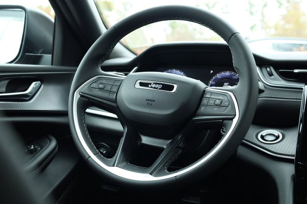 Used 2025 Jeep Grand Cherokee Laredo X w/ Trailer Tow Package image 27