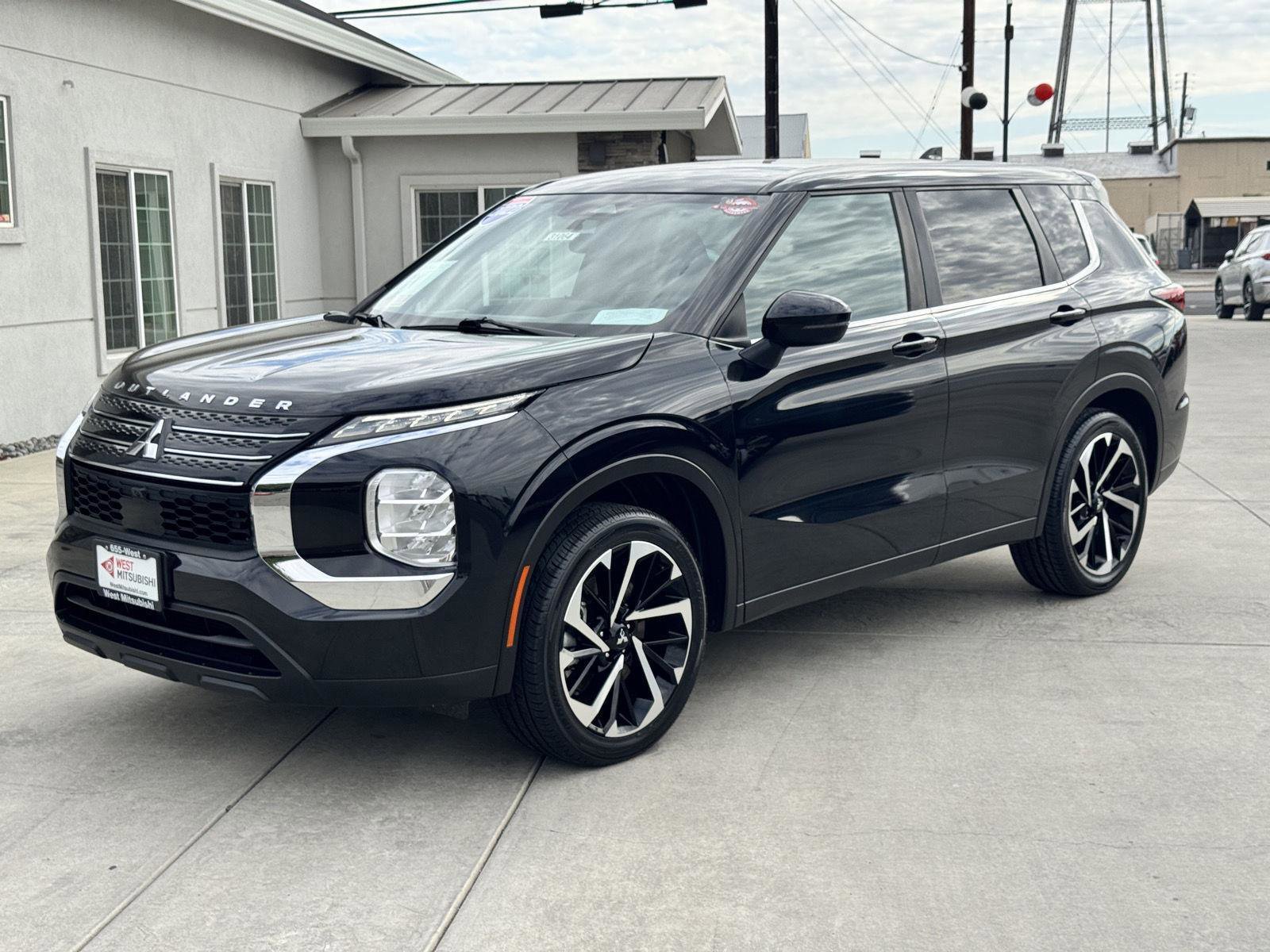 Used 2022 Mitsubishi Outlander ES image 2