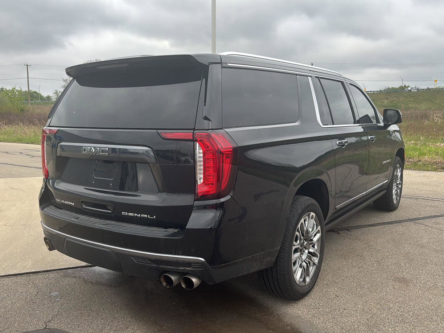 Used 2023 GMC Yukon XL Denali Ultimate AWD/4WD image 6