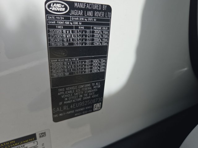 Used 2025 Land Rover Discovery Dynamic SE AWD/4WD image 26