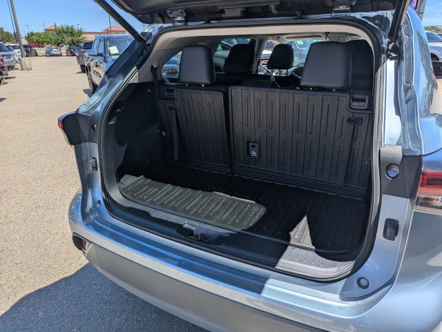 Used 2022 Toyota Highlander XLE AWD/4WD image 27