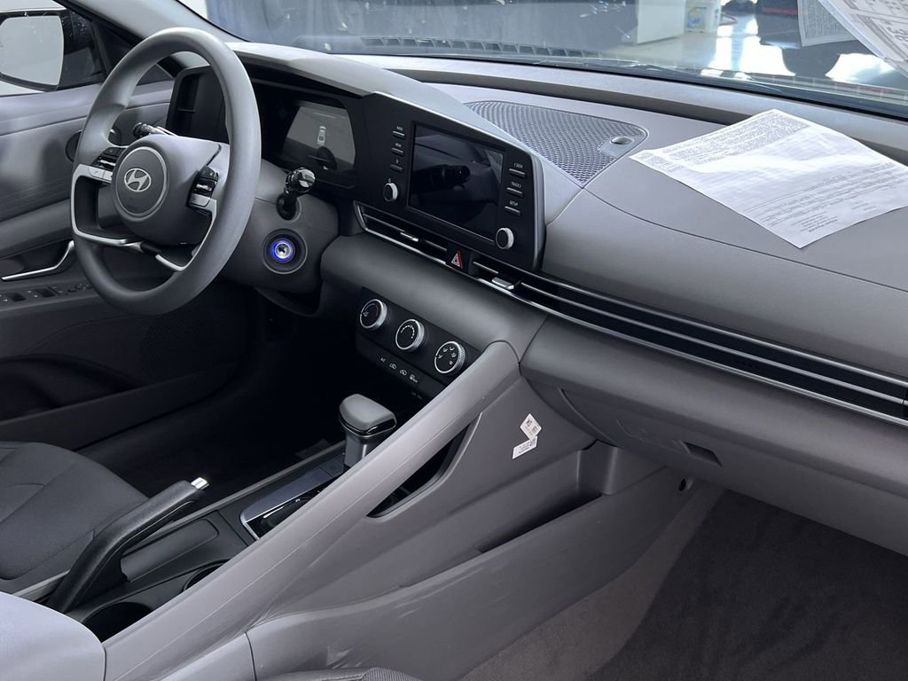 Used 2025 Hyundai Elantra SE image 30